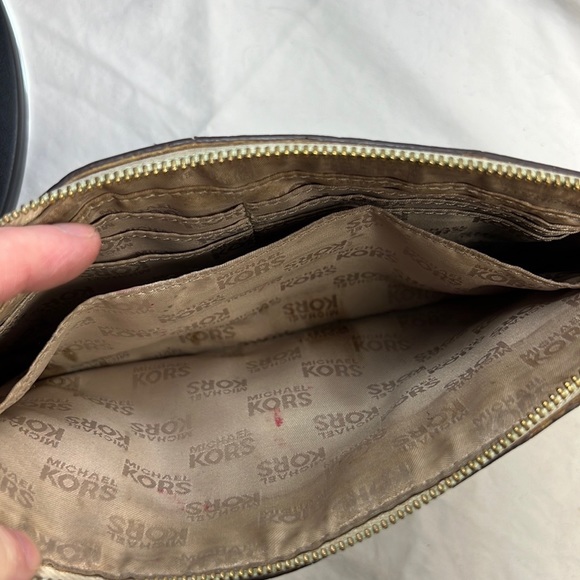 Micheal Kors wristlet leather - Picture 7 of 11